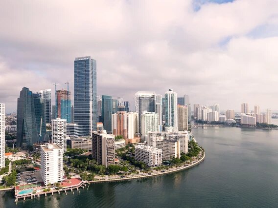 Lee más sobre el artículo Los compradores que vienen de Nueva York impulsan las ventas de viviendas en Miami en agosto.